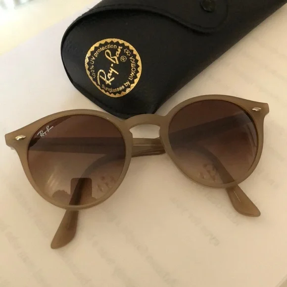 Ray-Ban sunglasses! - Picture 4 of 5